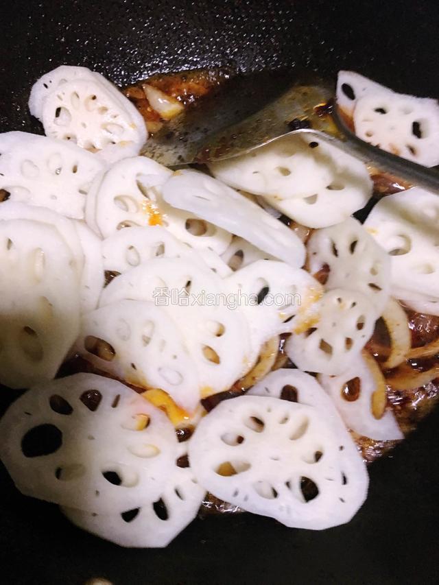 倒入藕片翻炒至断生