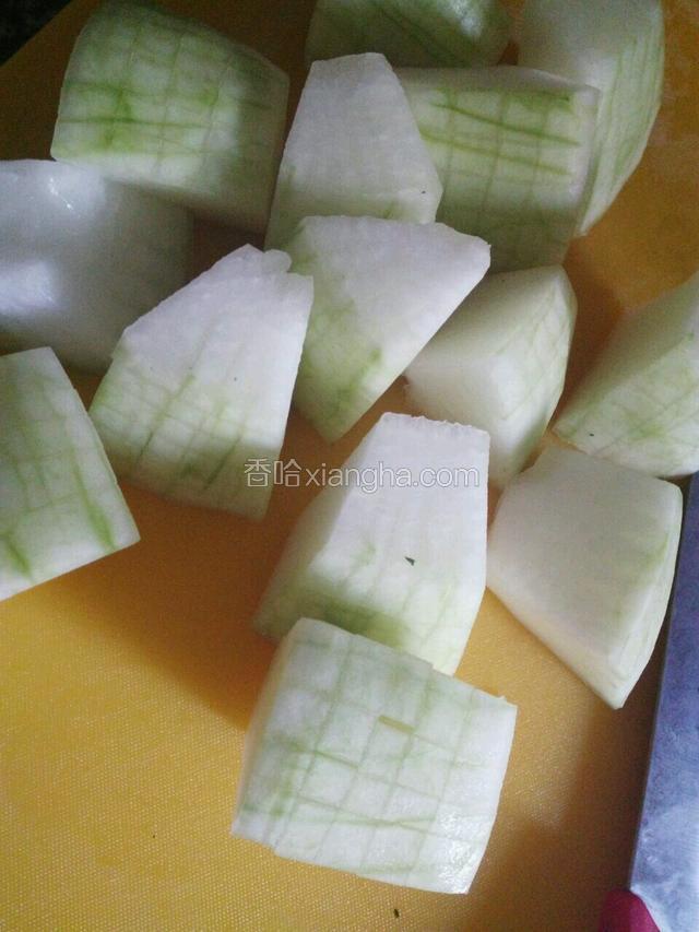 冬瓜去皮去瓜瓤，切大块，然后切十字花刀（不要切太深，如下图）