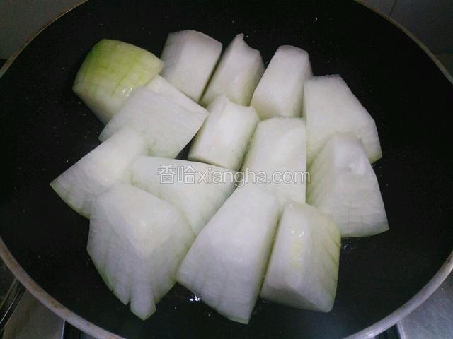 热油锅下冬瓜入锅煎，