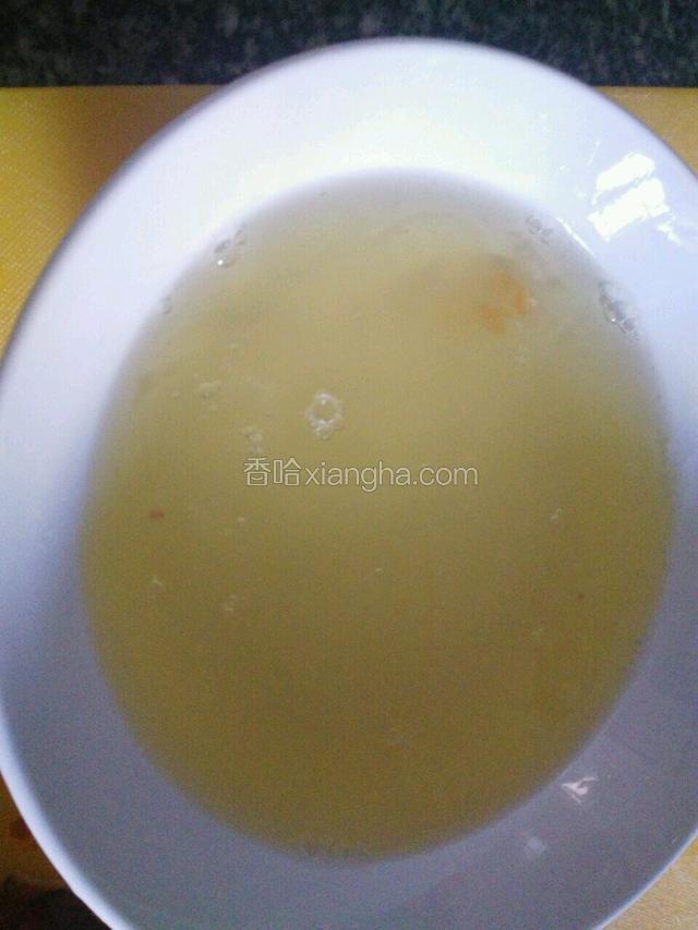 鸡蛋清还有两个咸蛋清搅拌均匀