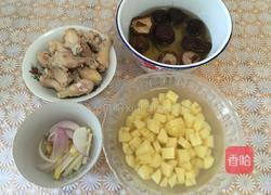 香菇土豆炖鸡腿的做法图解1