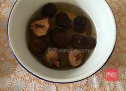 香菇土豆炖鸡腿的做法图解2