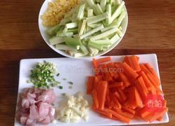 西葫芦胡萝卜玉米炒肉丁的做法图解2