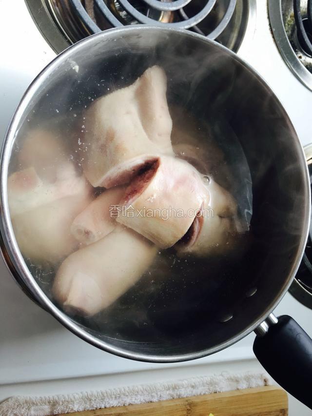 猪蹄过水煮，洗净沥干水备用