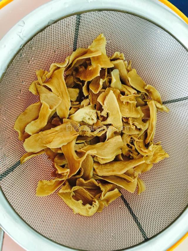 把笋干以前泡水（4-6 个小时）根据厚度不同泡水时间也不同哦，只要变软就ok了