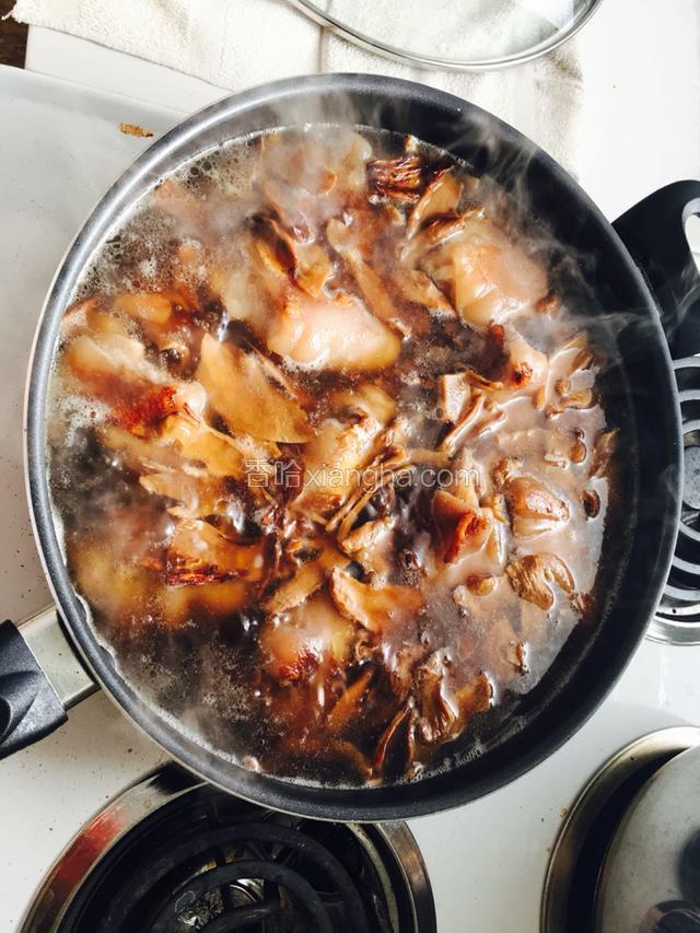 爆香后，放入3汤匙的酱油和蚝油。加入适量的水，约盖过猪蹄。然后把笋干倒入一起焖。（约焖1 个小时左右）至猪蹄可以用筷子插入