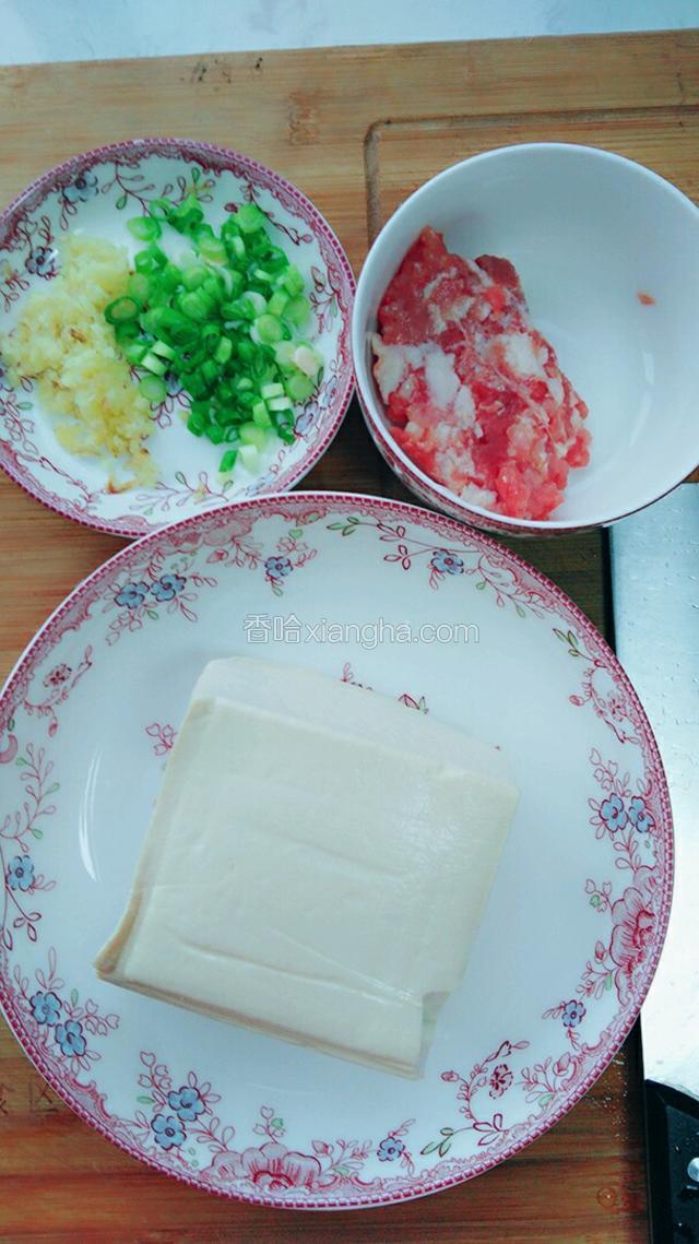 准备食材：豆腐一块，用盐水泡10分钟沥干水份备用（为了使豆腐容易成型），葱姜洗净切细备用，猪肉洗净切肉末备用