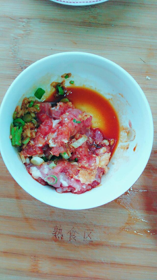 肉馅中加入切好的葱姜沫，胡椒粉，海鲜酱油，香油，拌匀味上10分钟备用