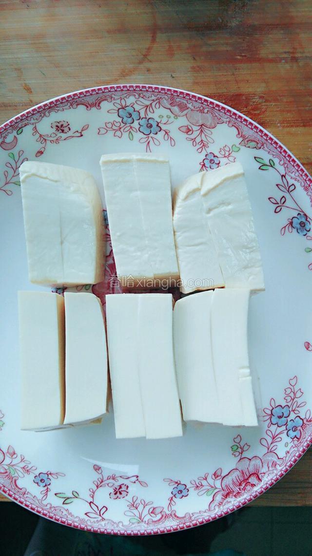 把豆腐切成每组两片，不要断开（一块豆腐分成六份）备用