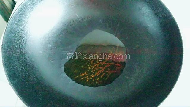 锅温时倒入少量豆油