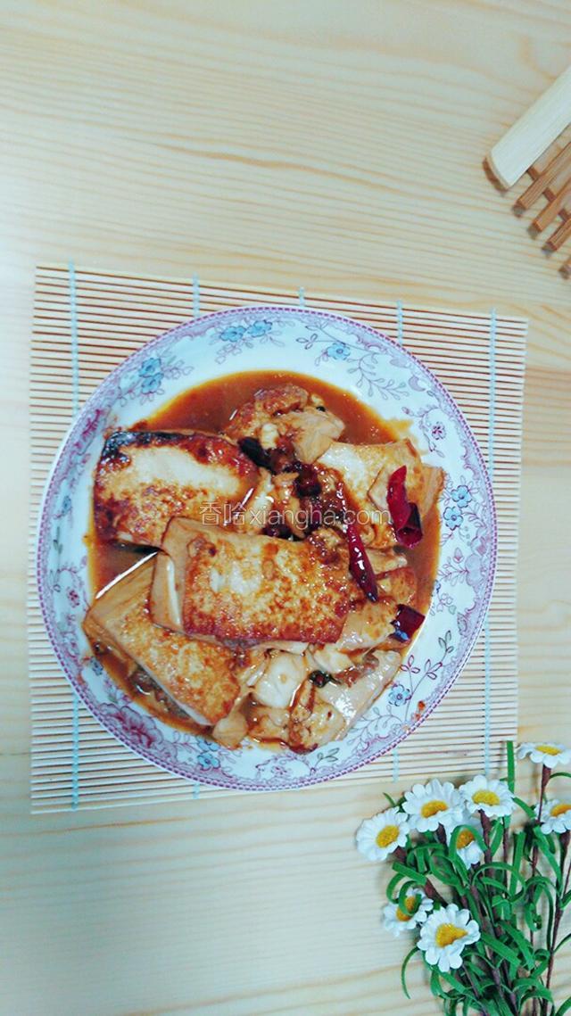 汤汁下一半将豆腐盛出装盘，可以吃了。