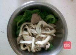 平菇油菜炒肉的做法图解2