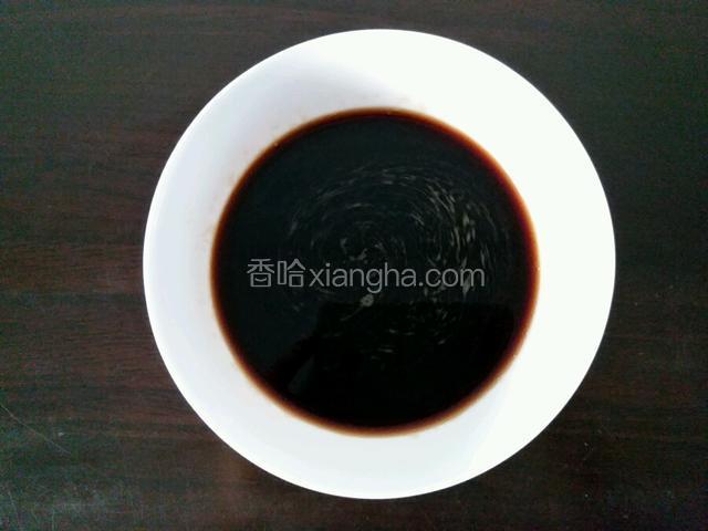将红糖放入碗中，加入温水冲泡开