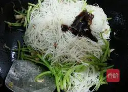 Illustration of how to make potato and vine fried noodles 8