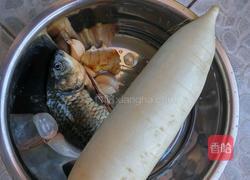 鲫鱼萝卜汤的做法图解1