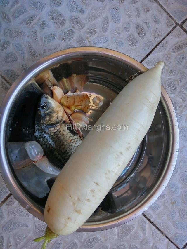 食材备好洗净（今天楼下超市只有几两重的鲫鱼了，但是用来煮汤还是挺好的）