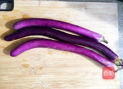 油爆茄子的做法图解1