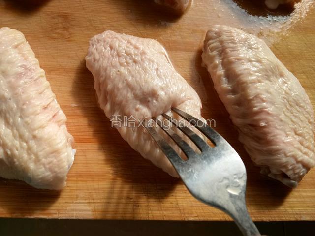 在正面用叉子扎以便入味。