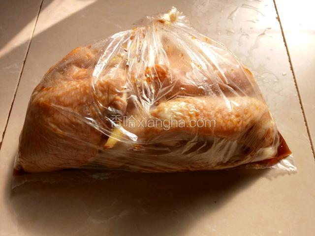 搅拌好的鸡翅中放入保鲜袋中腌制半个小时以上，途中用手揉揉袋子以便更入味儿。