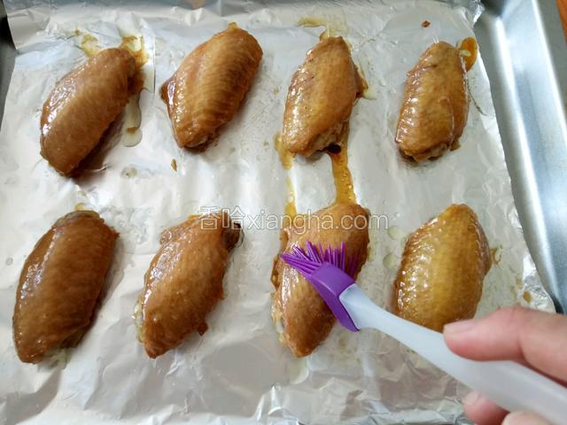 烤10分钟的时候取出，在鸡翅上均匀的刷上一层蜂蜜。继续烤10分钟。