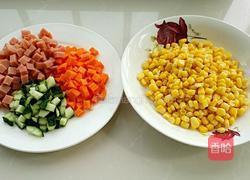 火腿炒玉米粒的做法图解1