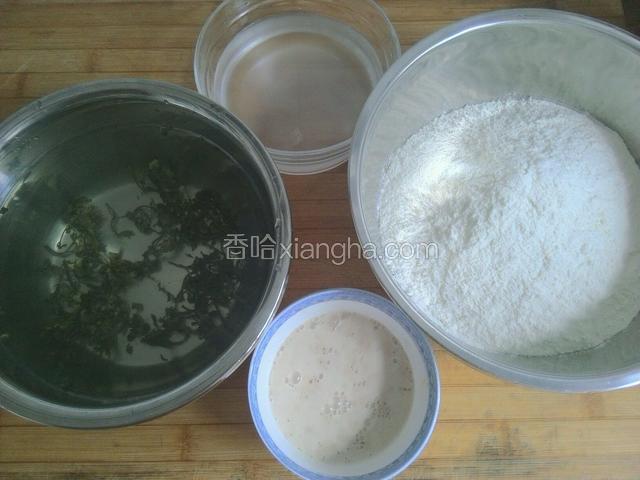 准备材料。5克发酵粉放入30℃温水，花椒叶提前浸泡30分钟。