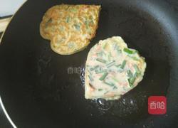胡萝卜韭菜虾仁饼的做法图解7