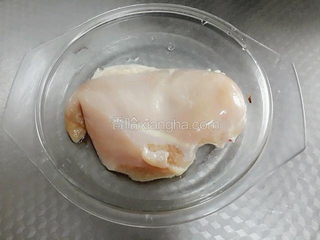 准备好一块鸡胸肉。