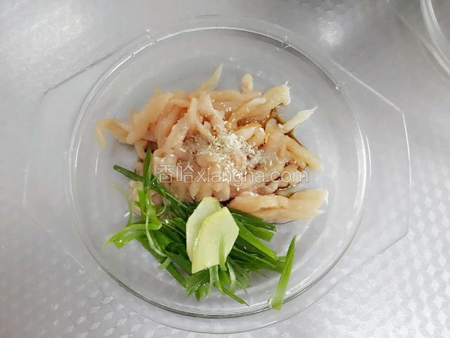 洗净切成长条，放切好的葱，姜片，料酒，生抽，糖，盐，鸡精，胡椒粉腌制半小时。