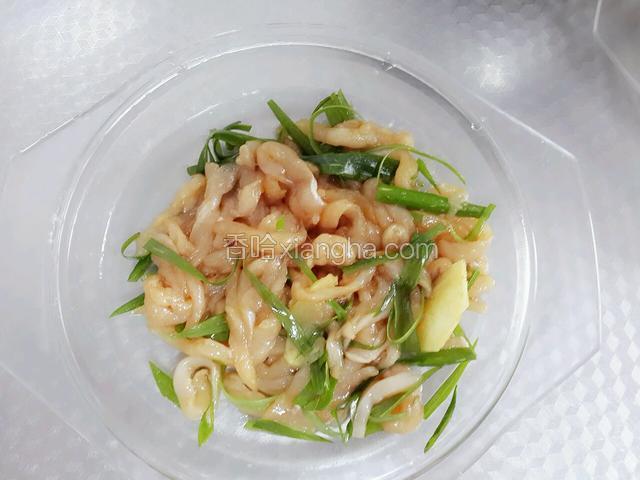 这是腌制好的肉条，把腌料挑出去，肉条放置一边备用。