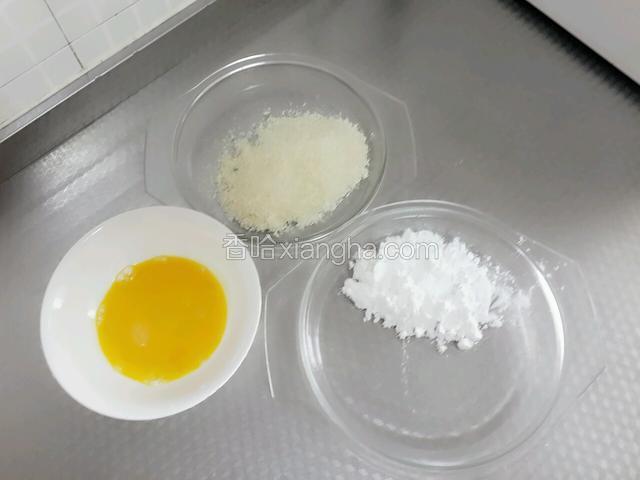 把鸡蛋打在一个碗里搅拌均匀备用，在分别把淀粉和面包糠放在盘子里。