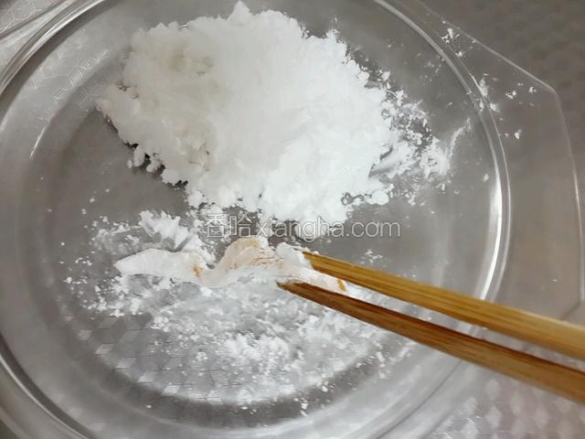 拿一块肉条先在淀粉中沾均匀。