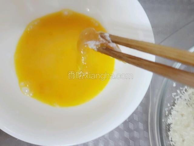 在蛋液中沾一下，要均匀哦！