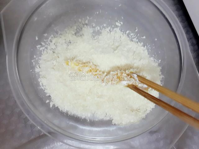 在面包糠里沾均匀。