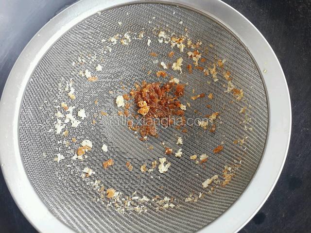 炸好之后，脱落下来的面包糠都在漏勺里面，油锅里干干净净哦！嘿嘿