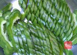 豆鼓烧苦瓜的做法图解1