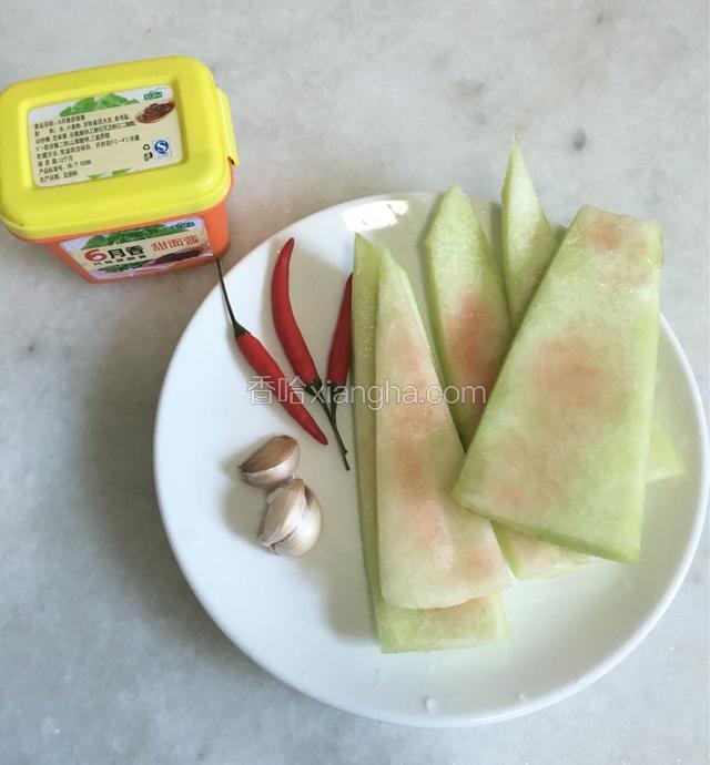 准备好所有主料和辅料，西瓜皮去除青皮和红壤