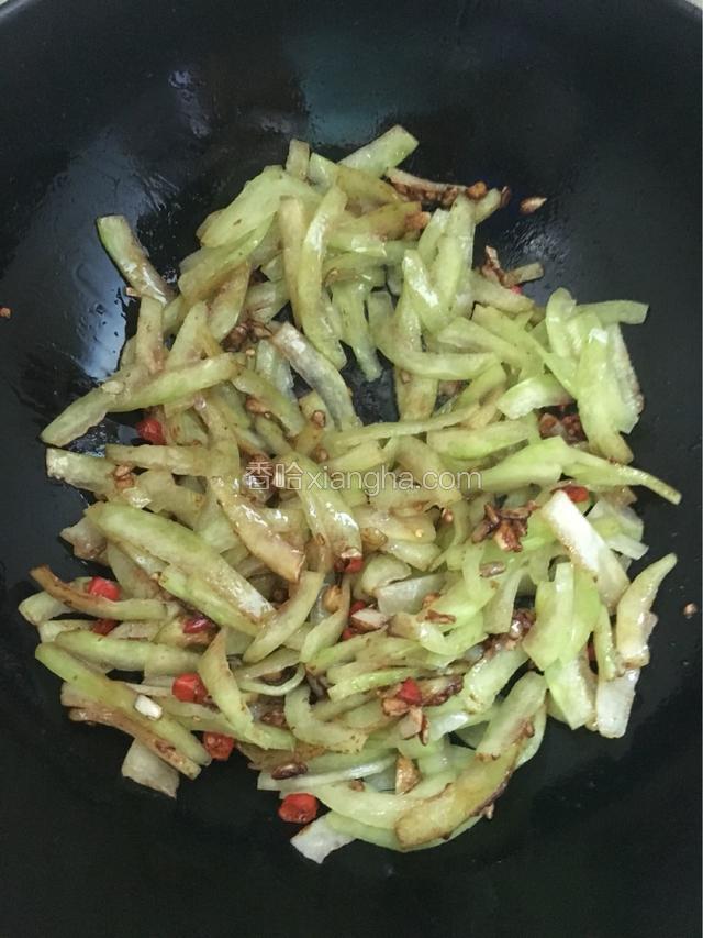 锅中放适量油，油热后蒜，米椒和甜面酱爆香，将西瓜皮倒入锅中翻炒