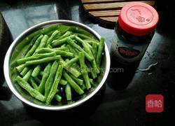 沙蟹汁炒豆角的做法图解1