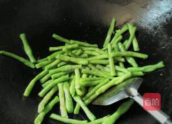 沙蟹汁炒豆角的做法图解3