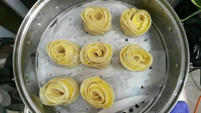 观察下饺子皮有些膨胀起来，花瓣有些伸展开了，全部变色就可以了。