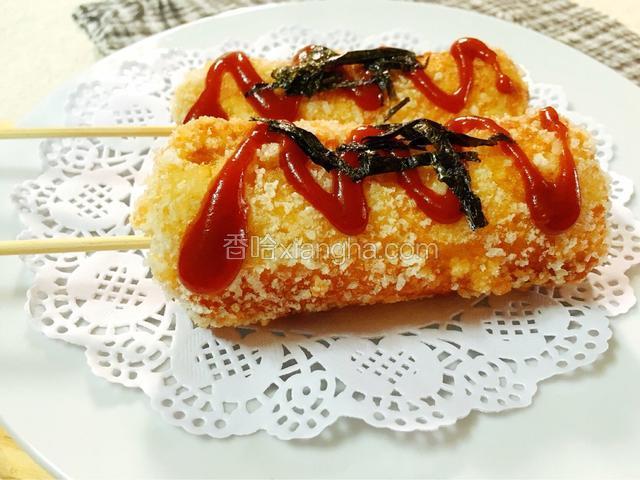 少许番茄酱和海苔丝装饰即可