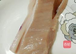 丝瓜青椒炒肉片的做法图解1