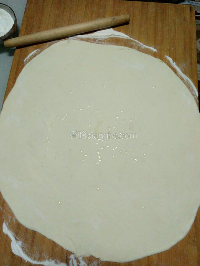 在饼上撒上油和盐摸均匀