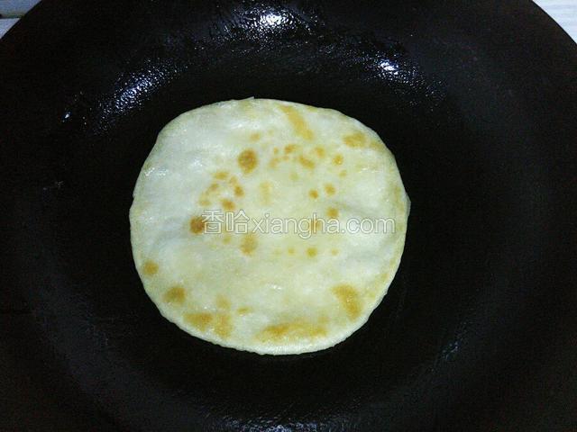 锅加油，把饼烙成两面金黄色即可