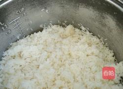 胡萝卜香菇腊肠炒饭的做法图解1