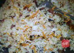 Illustration of how to make fried rice with carrots, mushrooms and sausages 9