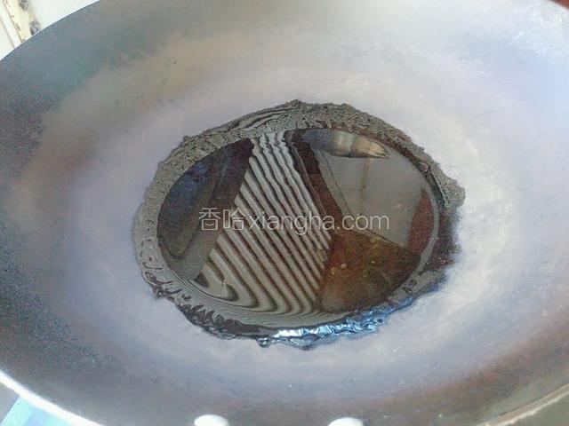 热锅冷油，油开后关火自然降温六成热。