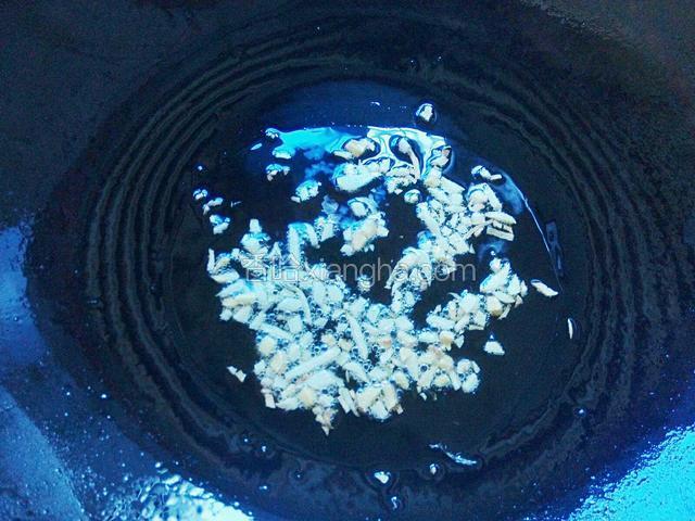 开大火，放姜蒜末爆香。