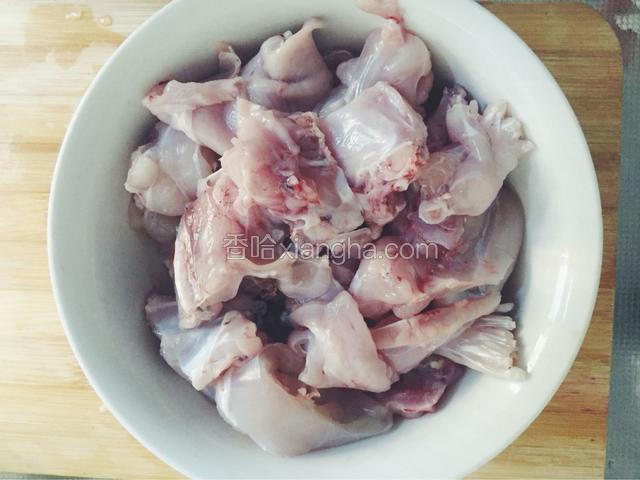 剪成块状，加入盐，生抽，腌制半小时